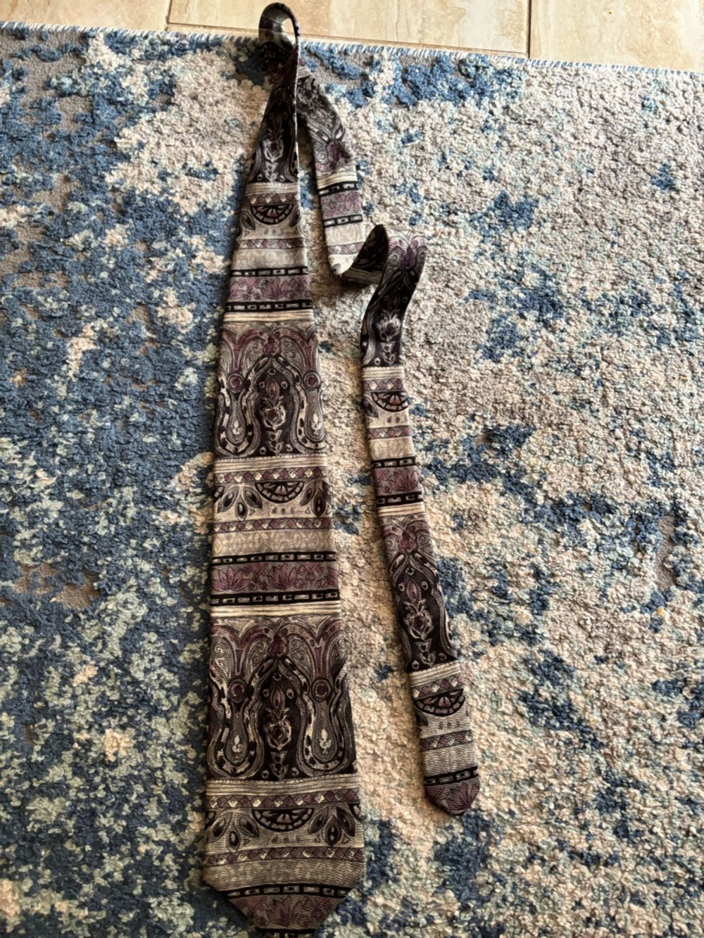 Van Heusen tie from Canada
